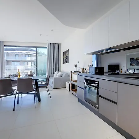 Mercury-Tower Apartments With Pool *